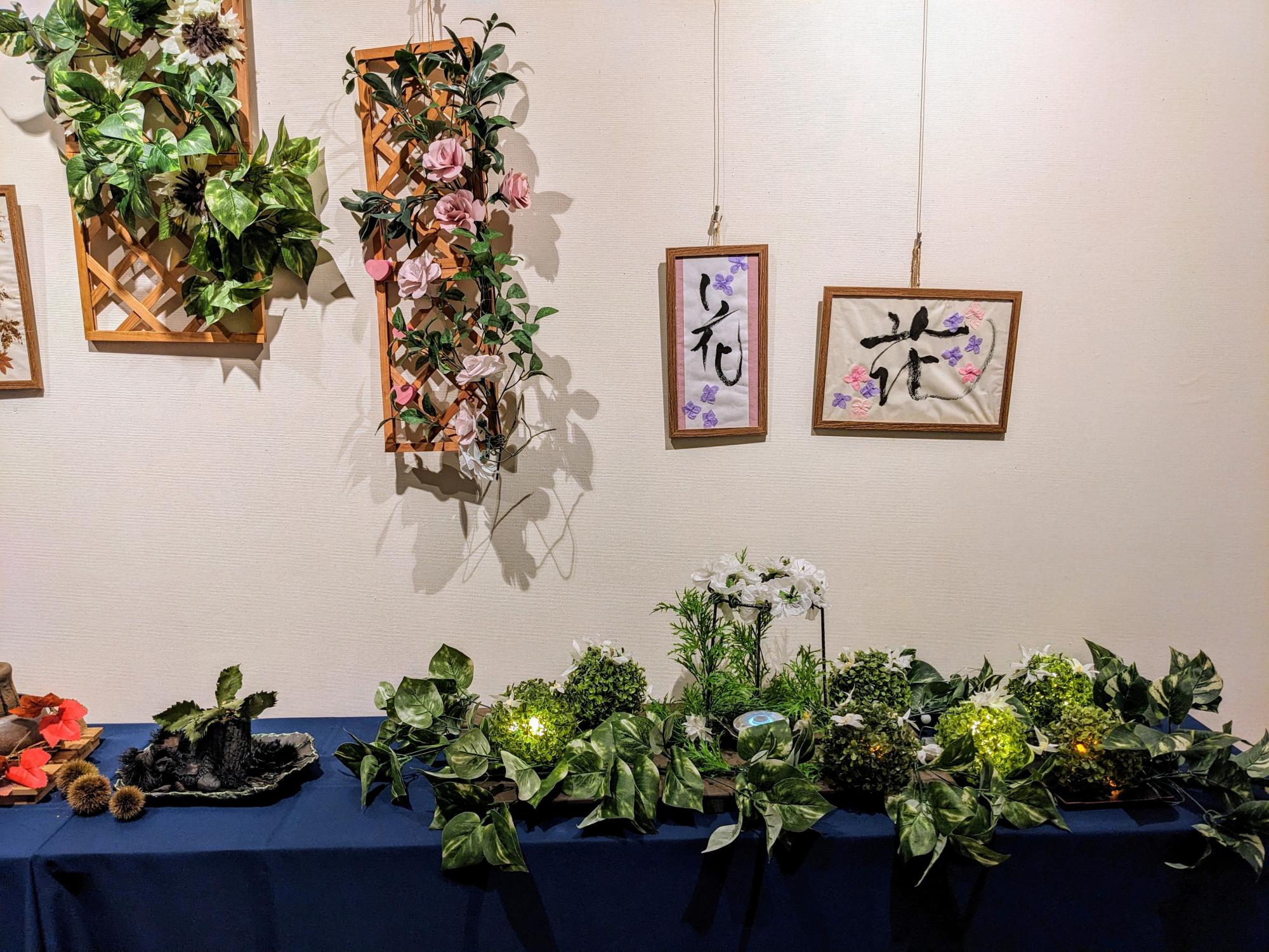 【飯沼禮子ペーパーフラワー『灯』展】
期間:9月4日㈬~9月15日㈪
   ※最終日は15時まで
陶芸家の飯沼禮子さん
陶器は、使用済みのコーヒーの粉を使用した“炭化珈琲焼き”
その作品の中に色とりどりのペーパーフラワーが灯されています。
みなさまのご来館を心よりお待ちしております。