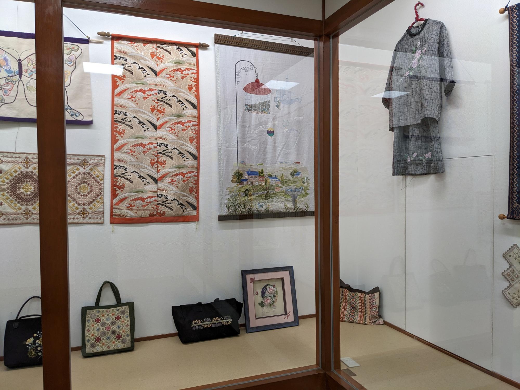 『仲良し5人会刺繍&絵手紙作品展』
開催中です！

期間：12月26日（金）まで

繊細な図案が並ぶタペストリー、
布に咲いた立体的な花々、
暮らしをそっと彩る刺繍バッグやお洋服——。

どの作品にも、針と糸に向き合う時間の静けさと、
積み重ねた技のあたたかさが宿っています。

油彩画展とあわせて、ゆっくりお楽しみください。
