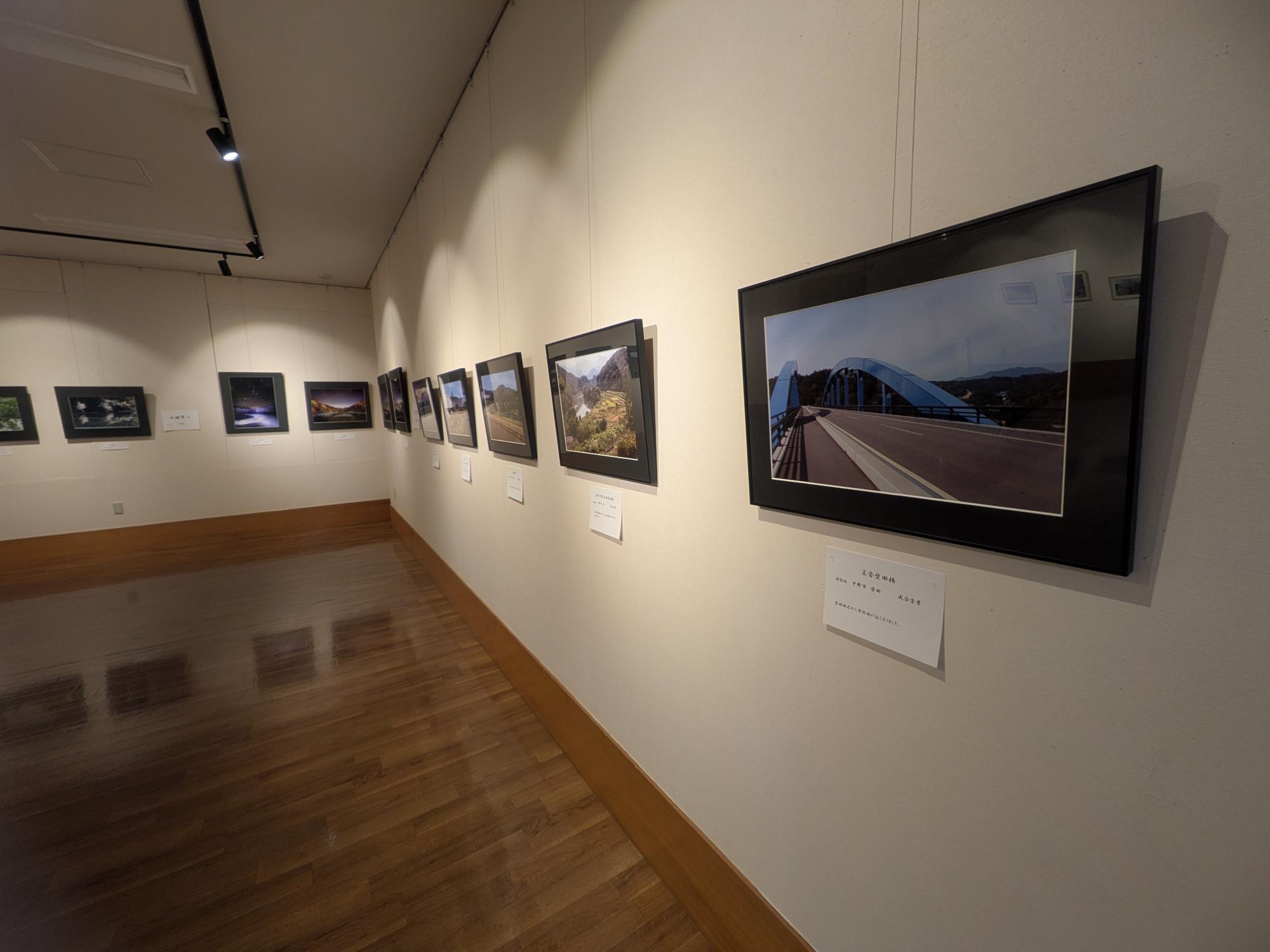 ふるさと写真クラブの皆さまによる写真展を開催中です。

中野市内外の自然風景や、
四季折々の美しい瞬間を切り取った作品を展示しています。
星空や山々、田園風景など、
どなたでも楽しめる写真展となっています。

ぜひこの機会にご来館ください。
会期：2月8日（日）まで