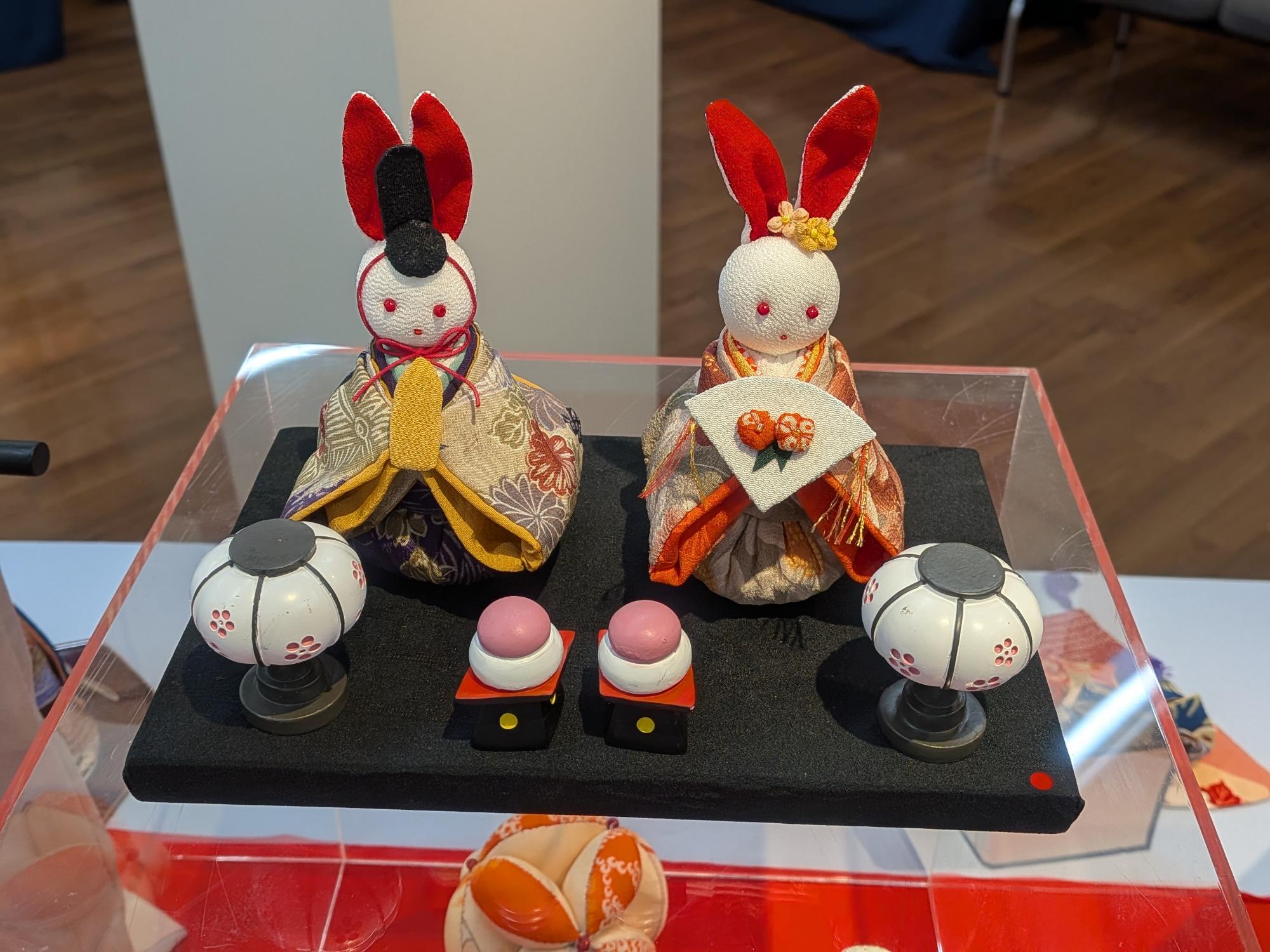  春の訪れを感じる華やかな展示 

今年もこの季節がやってきました！

『夢さち信州中野つるしかざりの会
第17回 信州中野つるしかざり展』開催中です。

会場には、絹や古布を使って丁寧に作られた
色とりどりのつるし飾りが約150点並びます。

ひとつひとつに願いが込められた作品たち。
会場の中心には、動物をモチーフにした愛らしいひな人形も展示され、
春のあたたかさを感じられる空間になっています。

毎年大盛況の人気展示。
この展示が始まると「もうすぐ桜の季節だなぁ」と、
心がふわっと春色に染まります。

売店では、人気の携帯ストラップなどの小物も販売中。
お気に入りを見つけるのも楽しみのひとつです。

会期： 3月13日（金）まで開催

ぜひこの機会に、
一足早い春を感じにお越しください。