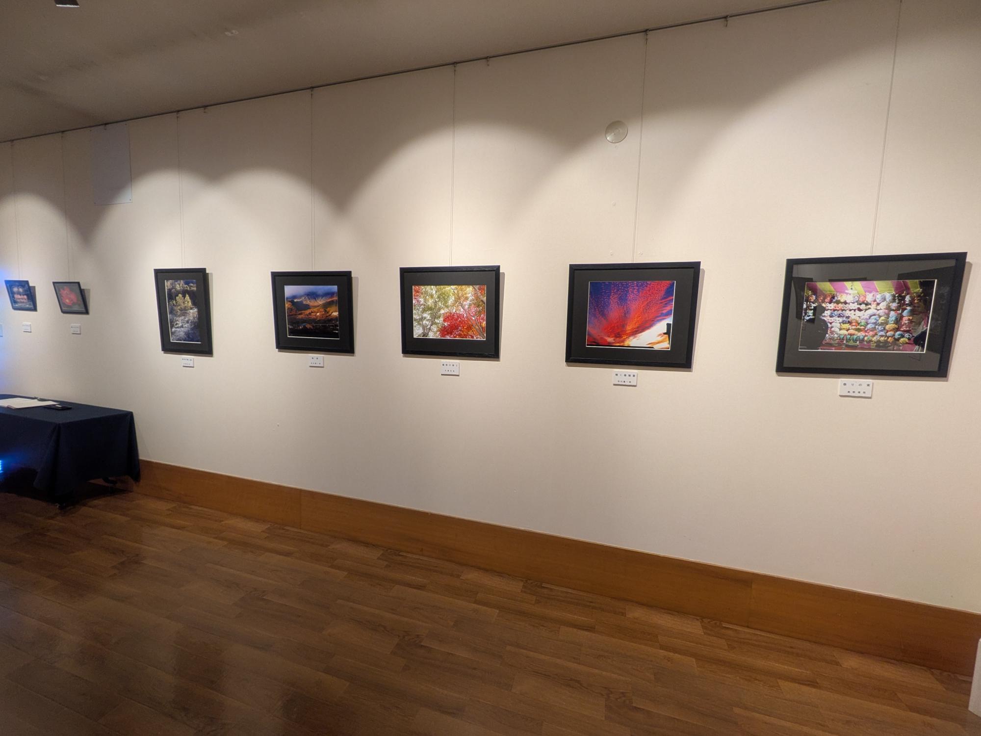 中野写真クラブ写真展
〜私のお気に入りⅡ〜 開催中です。
会期は4月19日(日)まで。
風景、瞬間、日常のひとコマ――
それぞれの“お気に入り”が、一枚一枚に丁寧に切り取られています。
同じ景色でも、撮る人が違えばこんなにも表情が変わる。
そんな発見と出会える展示です。
ふと足を止めて、ゆっくりと眺めたくなる作品ばかり。
ぜひお越しください✨️