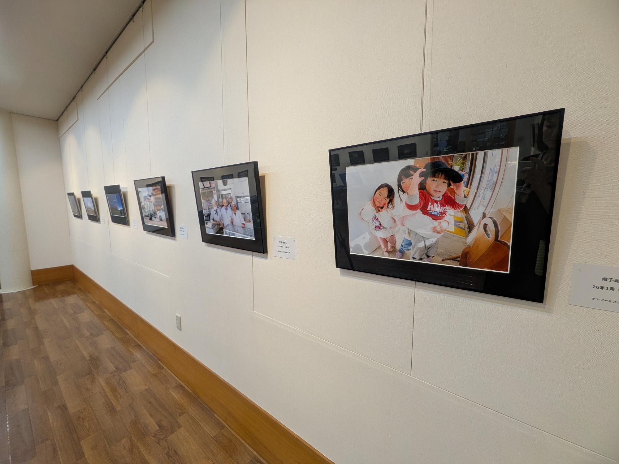 湯本祐一写真展、スタートしました!
会期:5月18日(月)まで
湯本祐一さんの
心に残る一瞬を切り取った作品の数々を、ぜひ会場でご覧ください。
あわせて売店では、「黄色いバス」さんによる温もりあふれる作品も販売中です
さらにカフェでは、
中野市の人気スイーツ店「ミミエデン」さんによる期間限定ケーキセットをご提供中
初日からご好評をいただいております!
ゴールデンウィーク期間中も休まず開館しております。
お出かけの合間に、ゆったりとしたひとときを過ごしにぜひお立ち寄りください