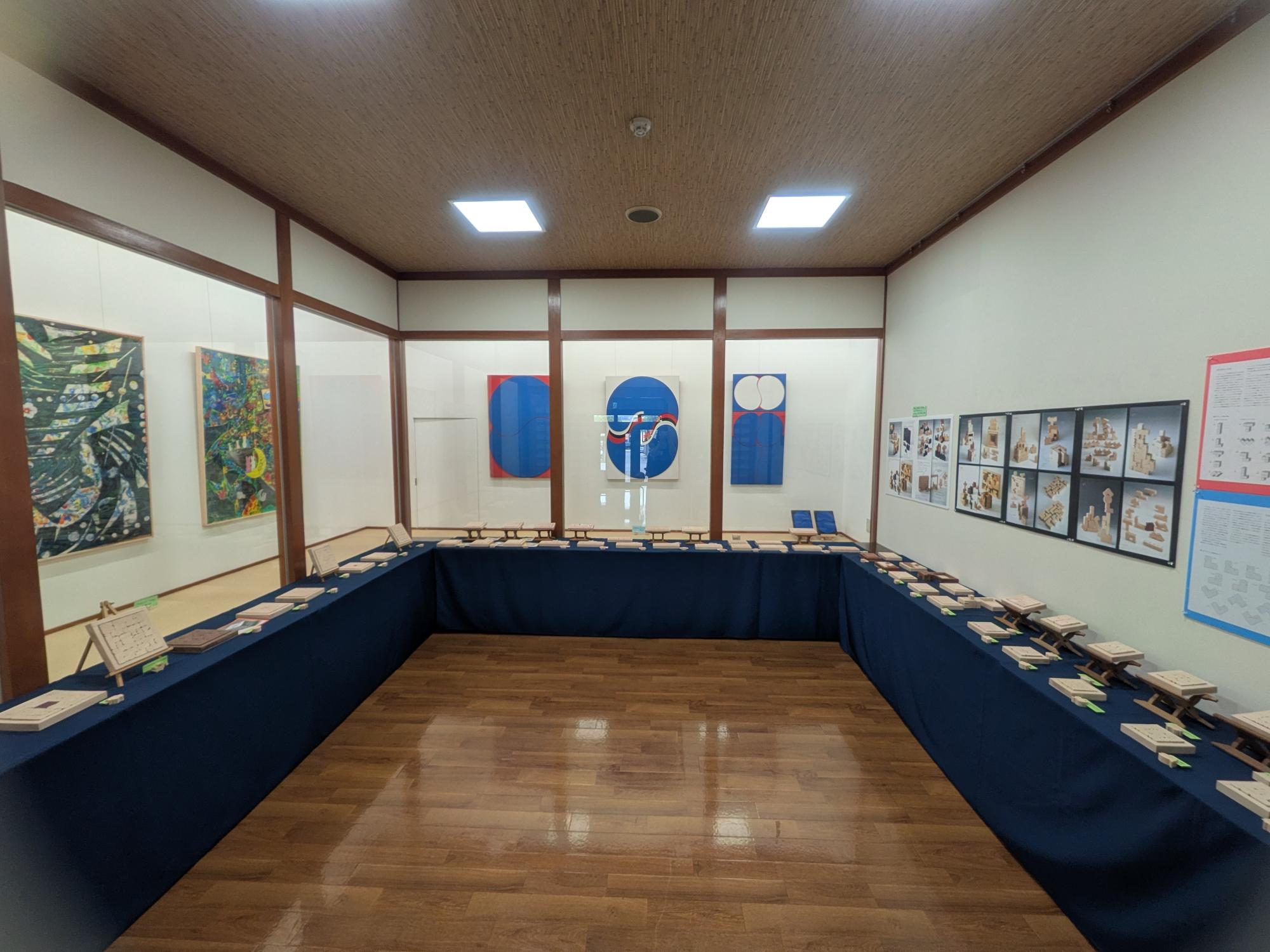 『故 小黒三郎氏追悼 組み木作品集展 池田憲一郎製作』
スタートしました!
会期:5月18日(月)まで
今年1月に逝去された、おもちゃデザイナー小黒三郎さんを偲び、池田憲一郎先生が製作した組み木作品展です。
さらに今回は…
『小黒三郎の世界No.1』掲載の
ポリキューブパズル全70作品をご覧いただけます!
ロビーでは、実際に手に取って遊べるパズルもご用意されています。
子どもから大人まで、思わず夢中になる体験が待っています。
みなさまのご来館を心よりお待ちしております。