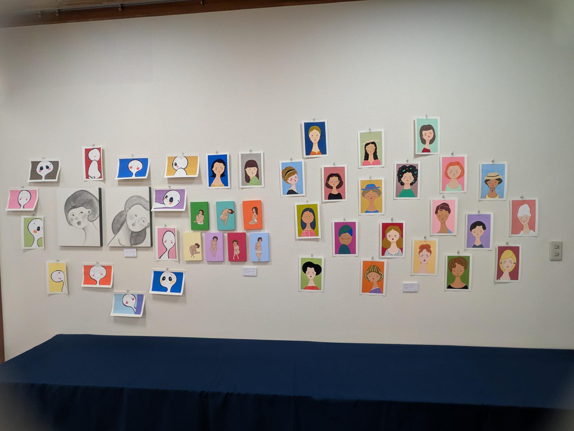 ♦Cno展♦がスタートしました。

作品と目が合った瞬間、心の奥に眠っていた感情や記憶が、そっと呼び起こされる。

やさしさ、切なさ、不思議さ、懐かしさ――。

見る人それぞれの心に寄り添い、自由な物語を紡いでくれるのが、Cnoさんの作品の魅力です。

一枚一枚と向き合う時間は、日常の慌ただしさを忘れ、自分自身の心の声に耳を澄ませるひとときになるかもしれません。

また、売店スペースでは、Cno展にあわせて黄色いバス@kiiroibus 　 @handmade_toshiko さまの作品も販売しております。

会期：7月5日（日）まで
※最終日は16時30分まで

皆さまのご来館を心よりお待ちしております。